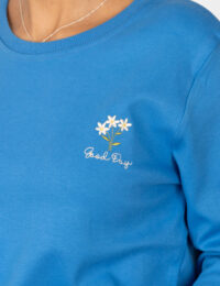 بلوز زنانه یقه گرد گلدوزی سه گل بابونه - تصویر 2