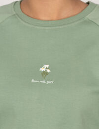 بلوز زنانه فری سایز سه گل بهاری - تصویر 2